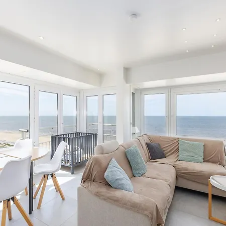 Hotell With Frontal Sea View, Cleaning Included Westende